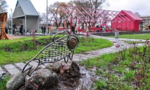 скульптура рыбки из железа