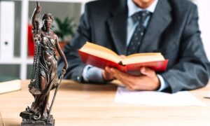 судья и статуя Фемиды