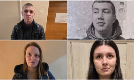 двое мужчин и двое женщин, обвиняемых в мошенничестве