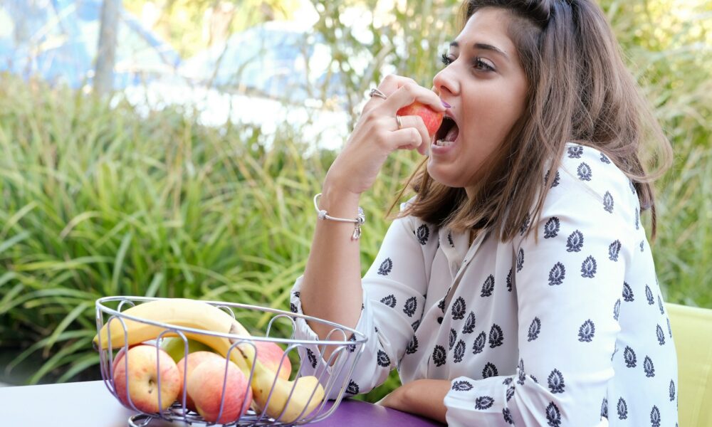 Девушка ест фрукты