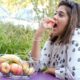 Девушка ест фрукты