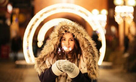 Девушка с бенгальскими огнями