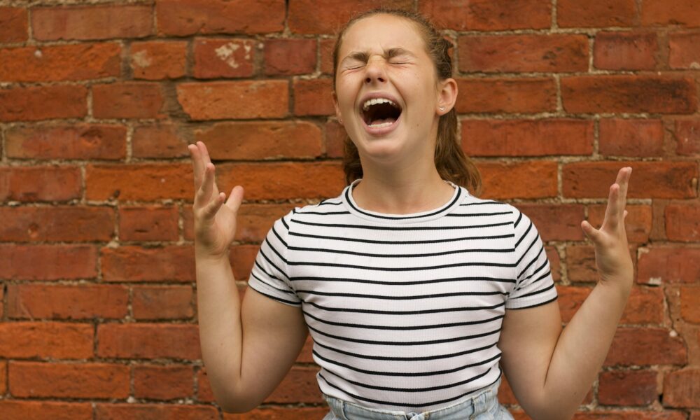 Девушка кричит