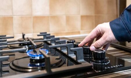 alt рука и плита с газом