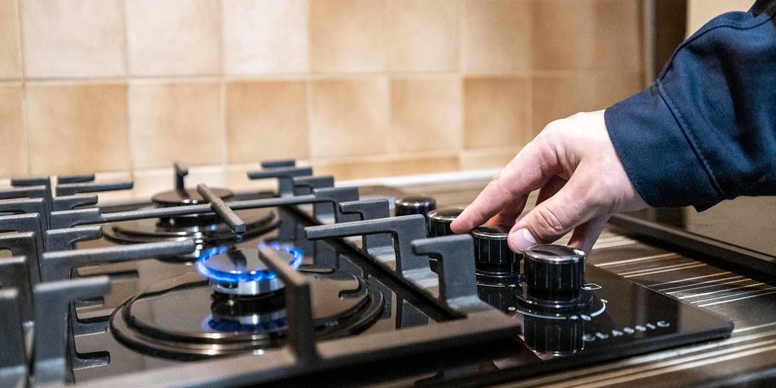 alt рука и плита с газом