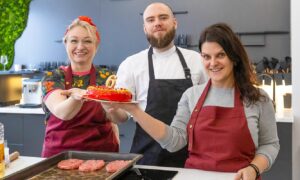 Повара приготовили торт