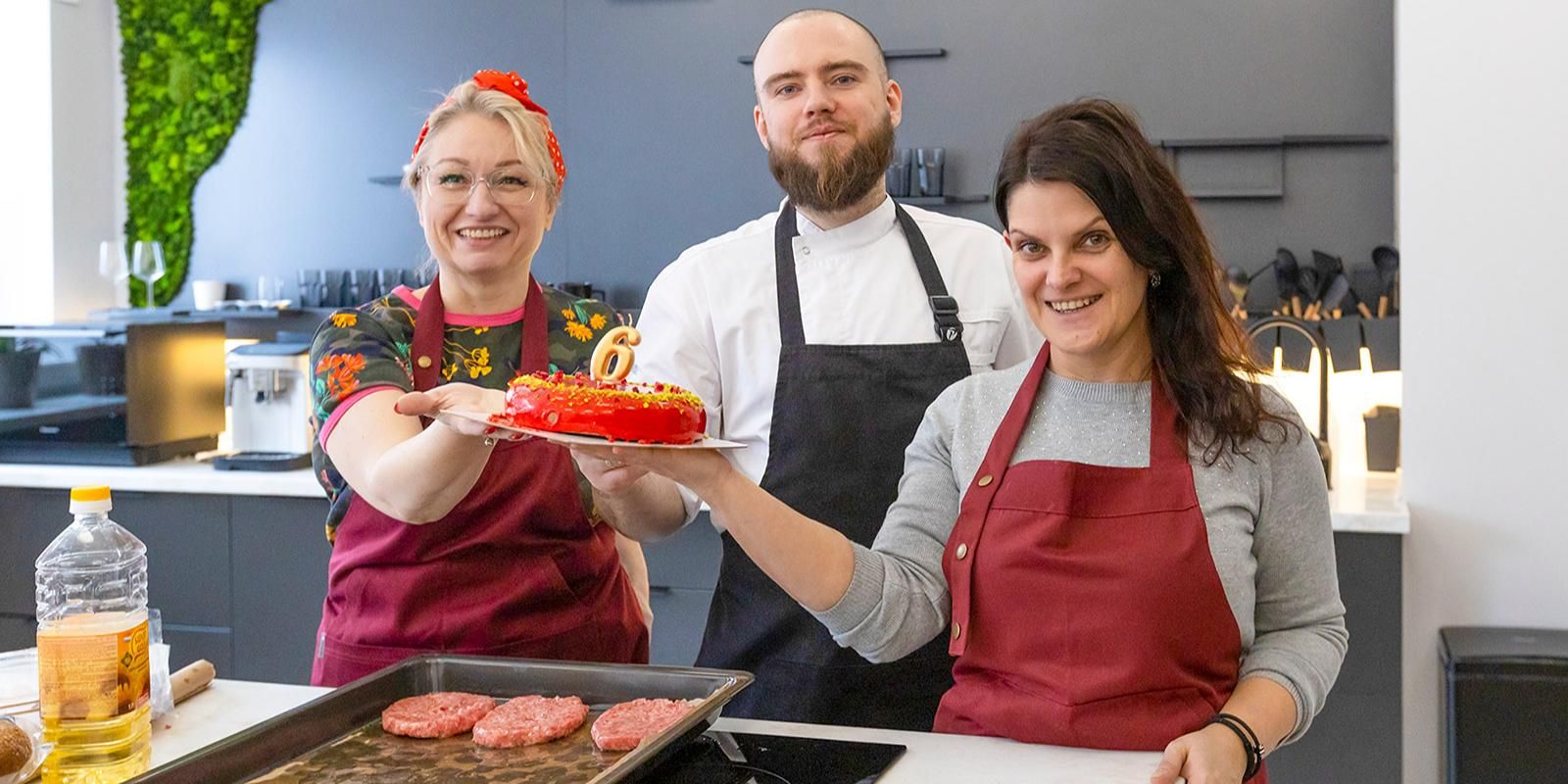 Повара приготовили торт