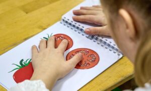 девочка играет