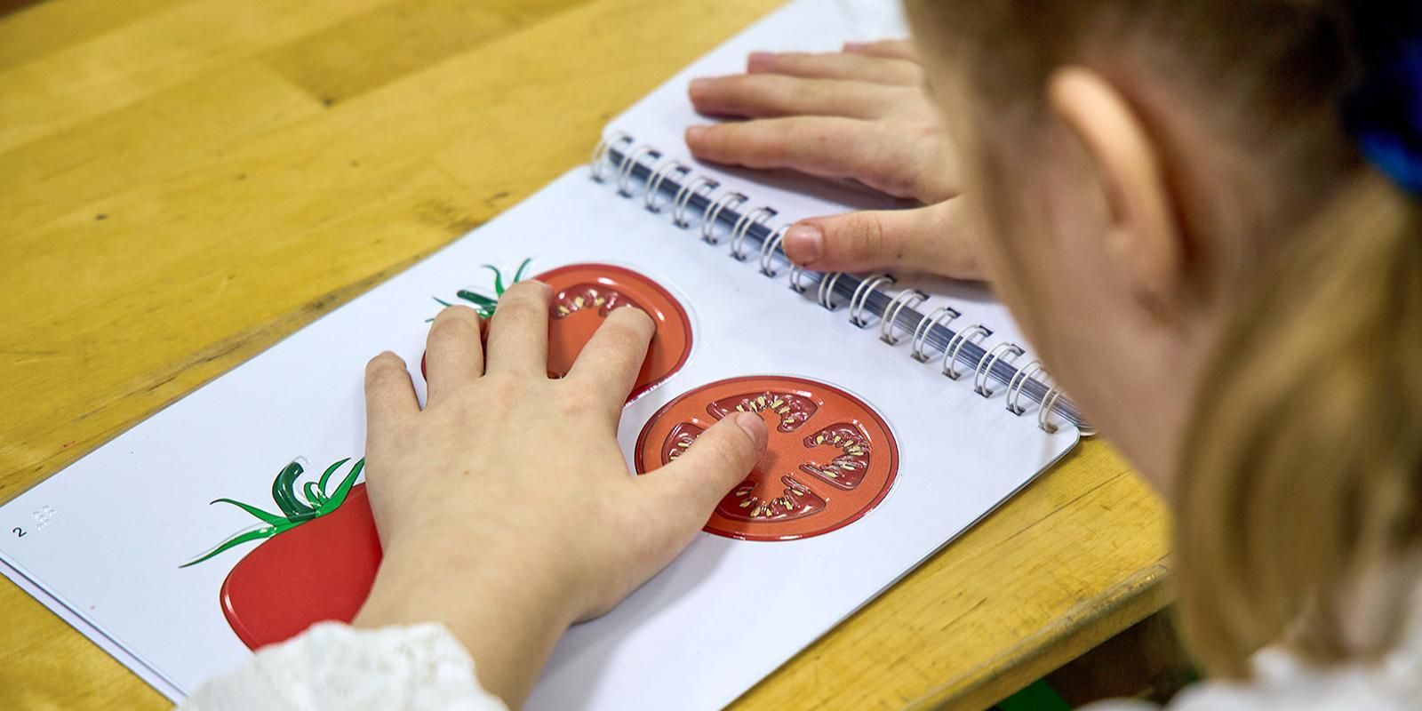 девочка играет