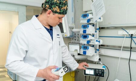 alt кардиолог в белом халата