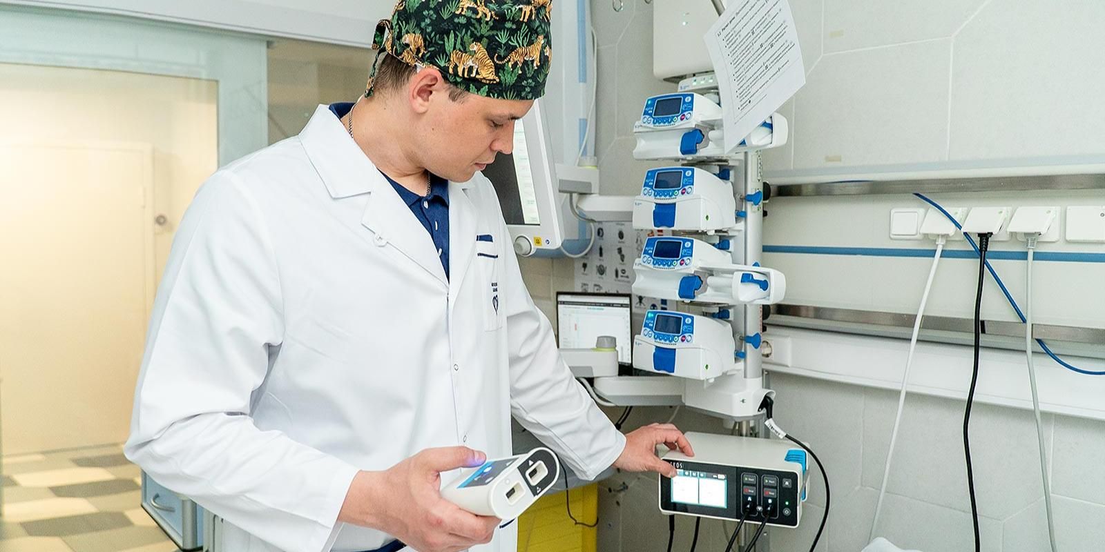 alt кардиолог в белом халата