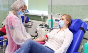 донор сдает кровь