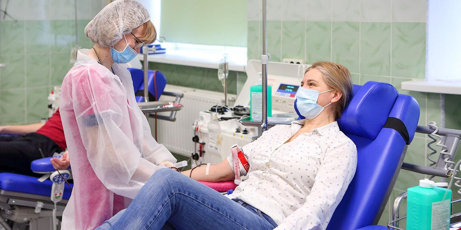 донор сдает кровь