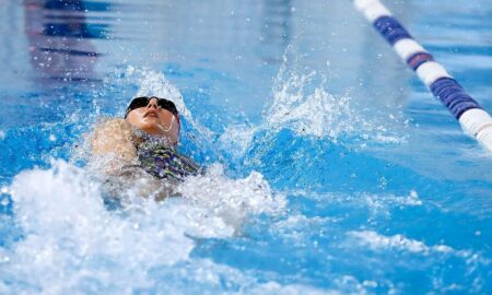 пловец в бассейне