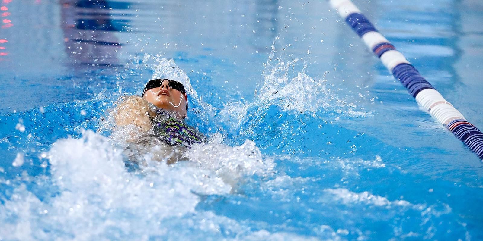 пловец в бассейне