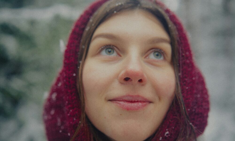 Девушка в шапке улыбается