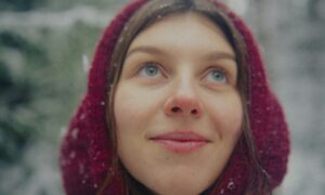 Девушка в шапке улыбается