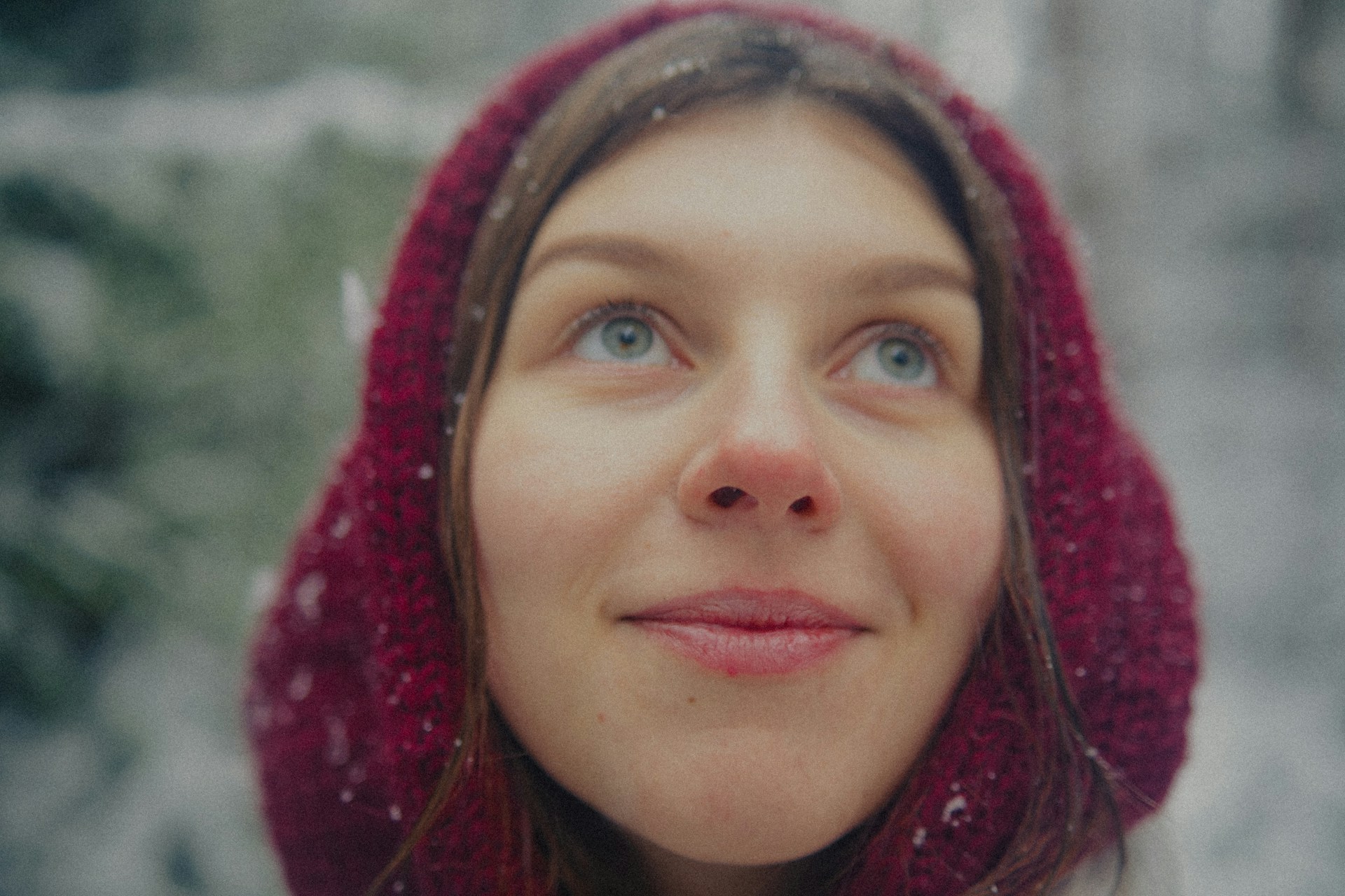 Девушка в шапке улыбается