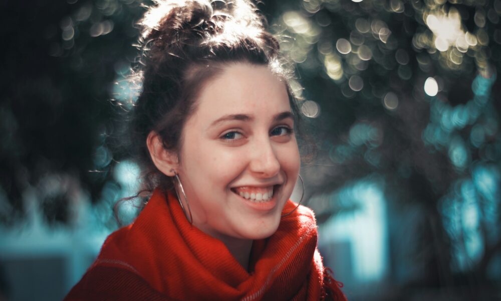 Девушка улыбается