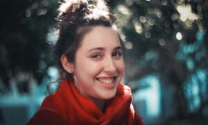 Девушка улыбается