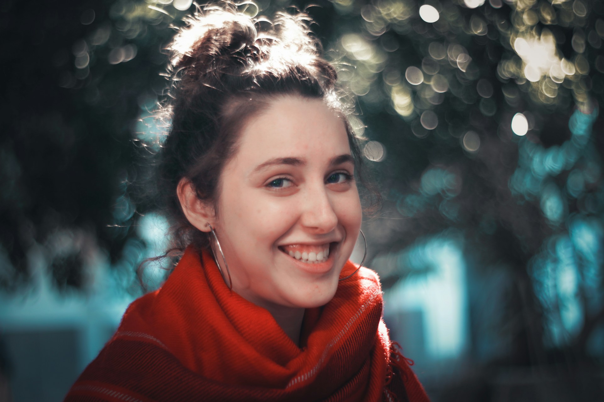 Девушка улыбается