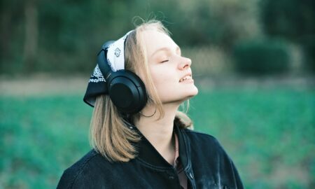 Девушка в наушниках