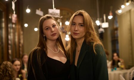 Две девушки на улице