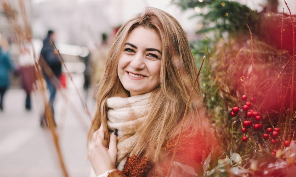 Девушка в шарфе