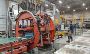 alt человек работает на производстве