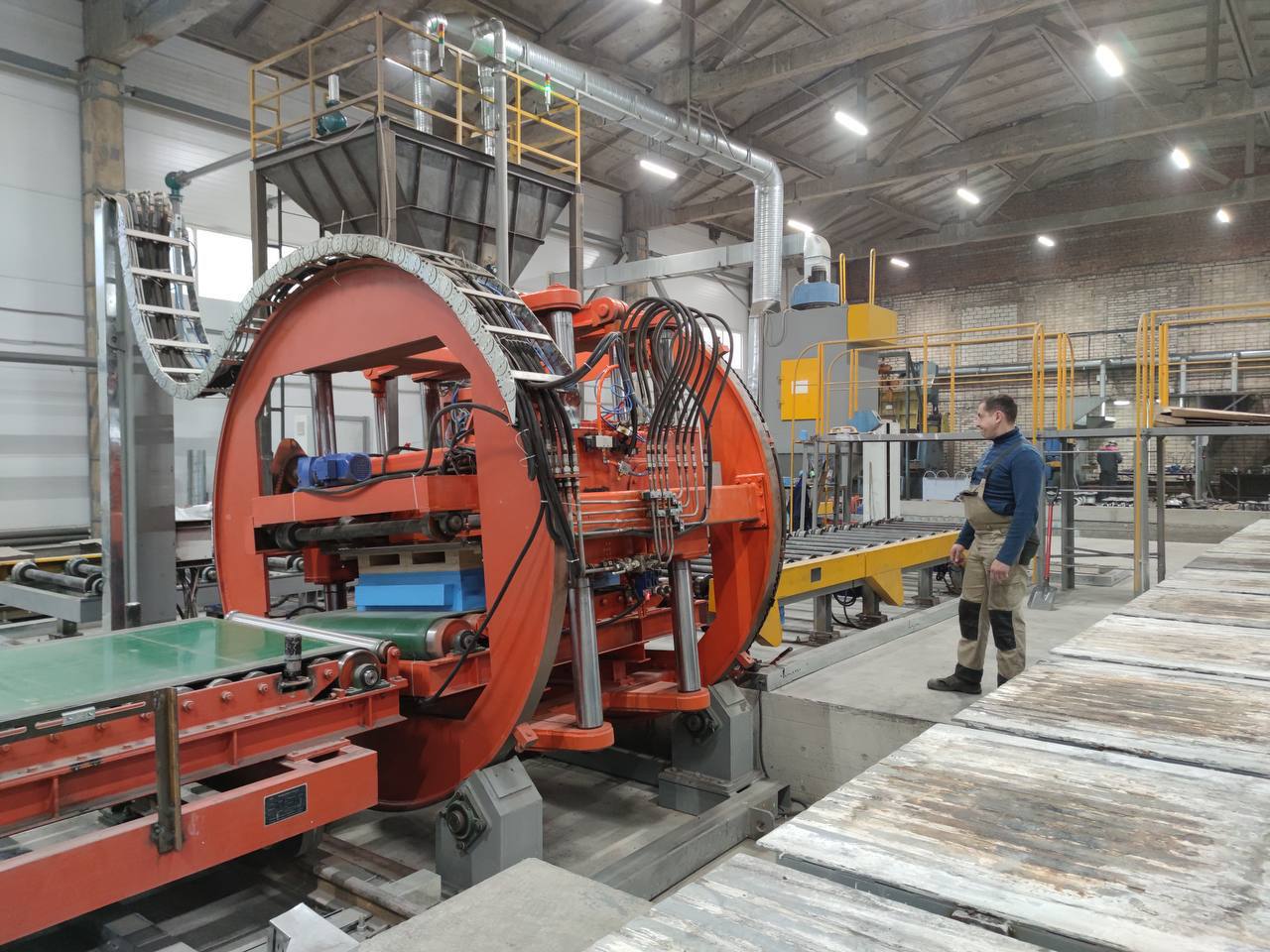 alt человек работает на производстве