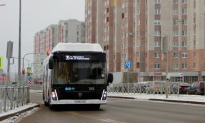 alt автобус едет по дороге