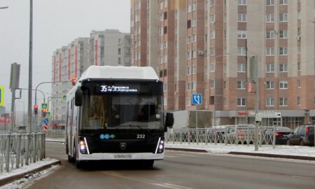 alt автобус едет по дороге