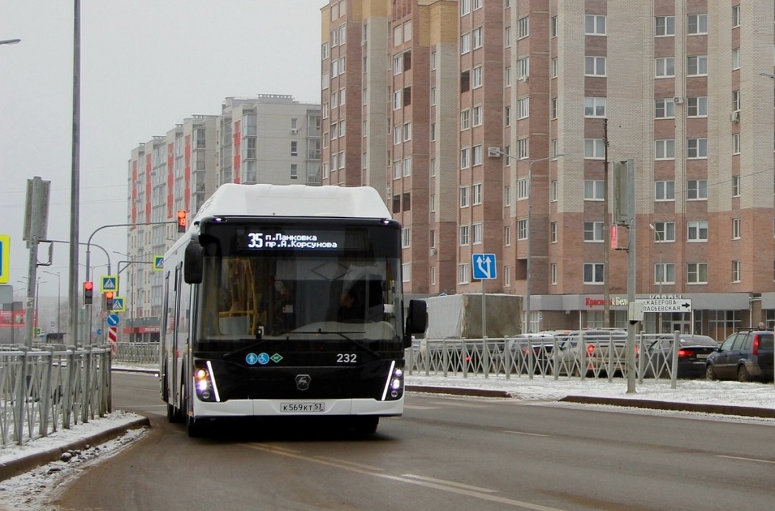 alt автобус едет по дороге