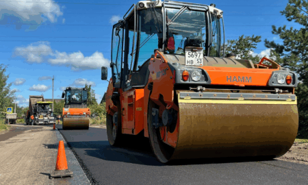 каток укладывает асфальт
