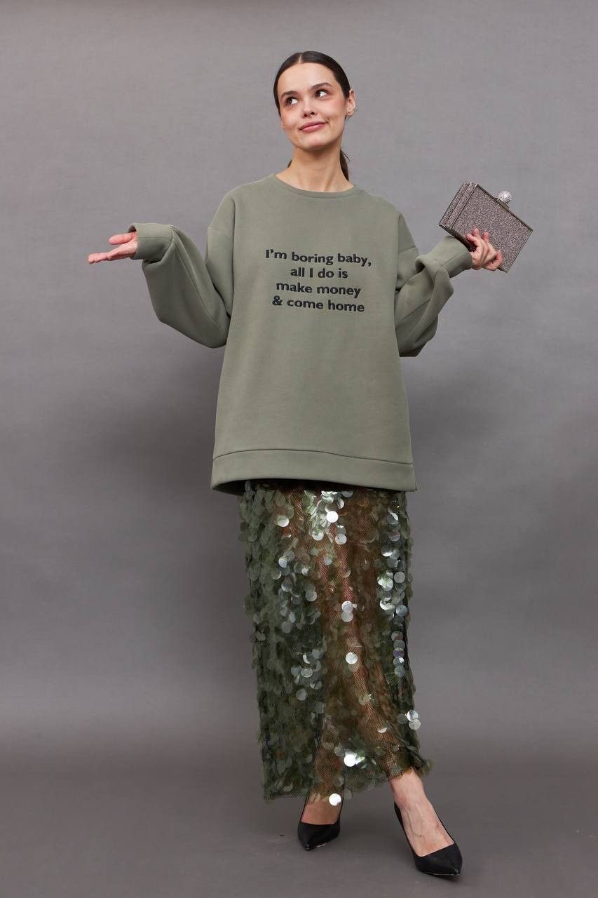 Девушка в блестящей юбке и свитшоте