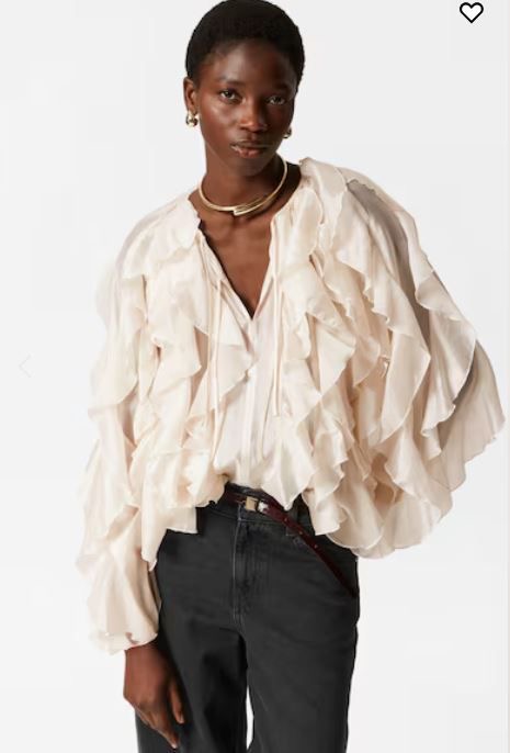 Девушка в объемной блузе и джинсах