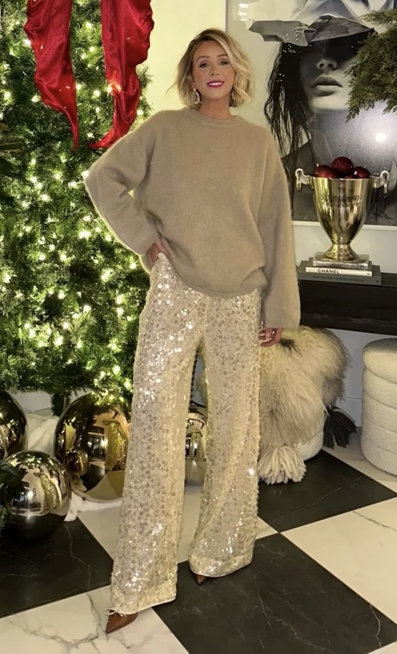 Девушка в кашемировом свитере и блестящих брюках