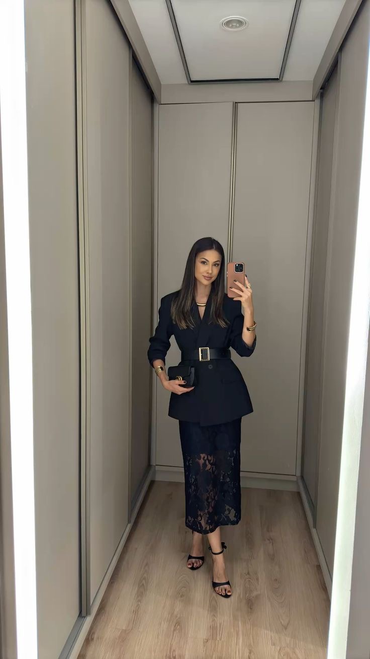 Девушка в кружевной юбке и пиджаке