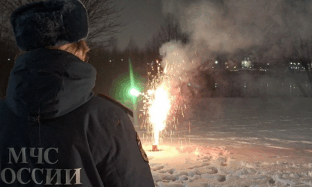 alt мчсник запускает фейерверк