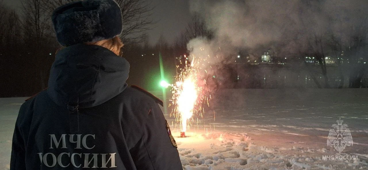 alt мчсник запускает фейерверк