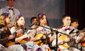 Девушки играют на инструментах