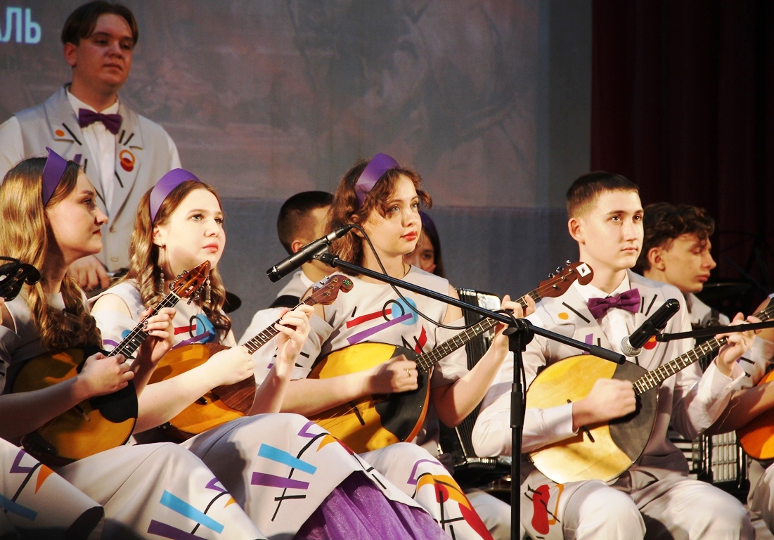 Девушки играют на инструментах