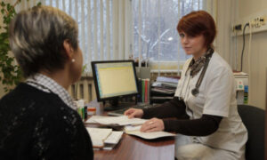 Женщина на приеме у врача.