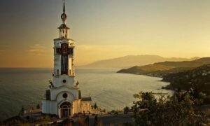 alt красивый собор на фоне залива