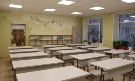 школьный класс с партами