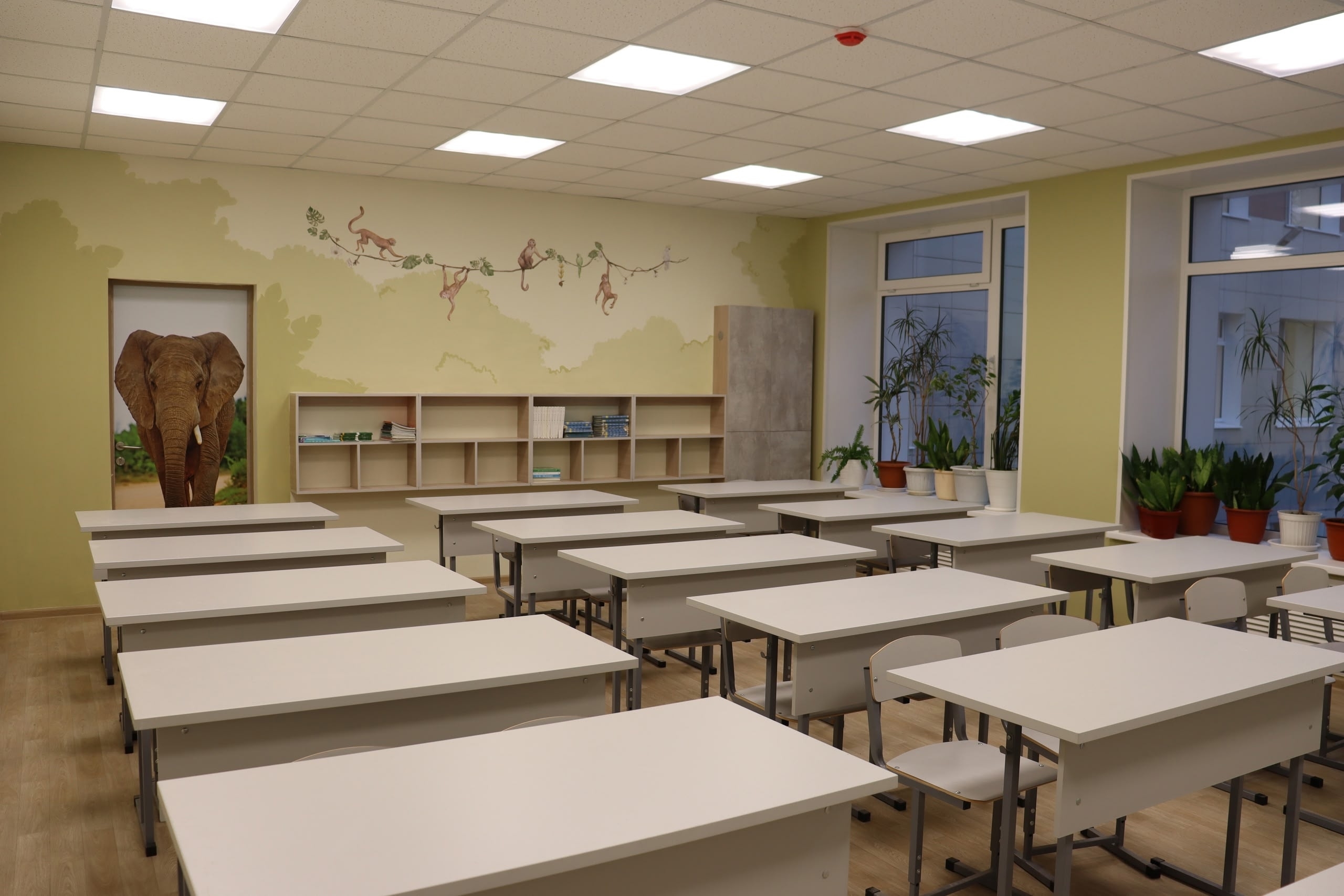 школьный класс с партами
