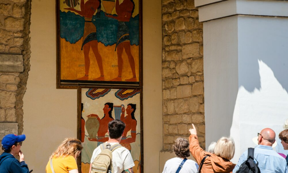 туристы рассматривают статуи