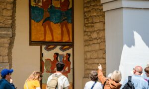 туристы рассматривают статуи