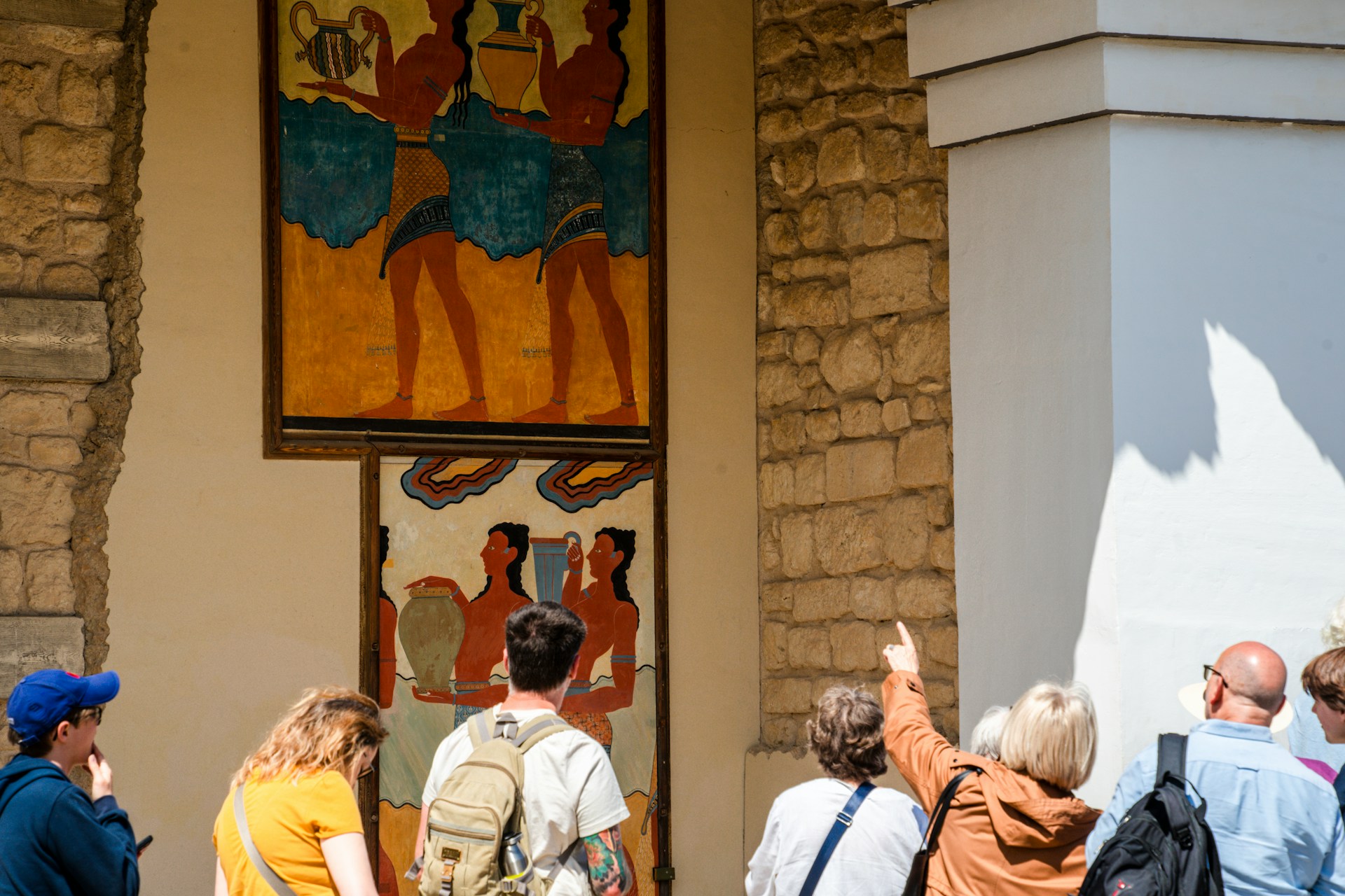 туристы рассматривают статуи