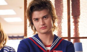 Джо Кири в роли Стива Харрингтона в сериале «Очень странные дела»